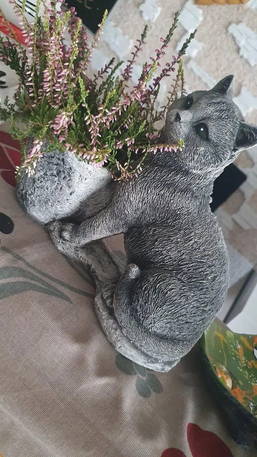 Pelēka kaķa skulptūra ar viršu podiņu